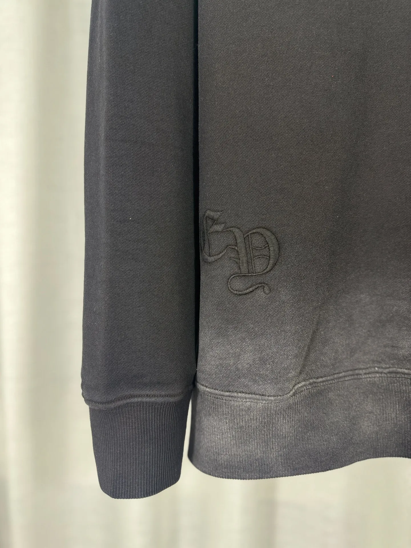 P260 top version, real shot without P, ​​different from market currency) 𝗖𝗵𝗿𝗼𝗺𝗲 𝗛𝗲𝗮𝗿𝘁𝘀/Cro Heart 2025 washed patch embroidery autumn and winter new original single counter American laser burnt 3D three-dimensional color embroidered couple casual sweatshirt 👑The highest version! Customized fabric 430g tripe terry fabric! American acid-washed and distressed original fabric laser burnt ✟appliqué embroidery and exquisite embroidery of letters! The best-selling model in the counter, very comfortable to wear. Accessories: original molded and authenticated collar label➕100% silk wash label. Genuine purchase-grade original hangtag➕matching hanging rope➕3D hanging beads➕original packaging bag. Craftsmanship: The original version has consistent wiring! The highest version of the armhole matching technique! Color: Red Black Size: S M L XL Style No.: 9309